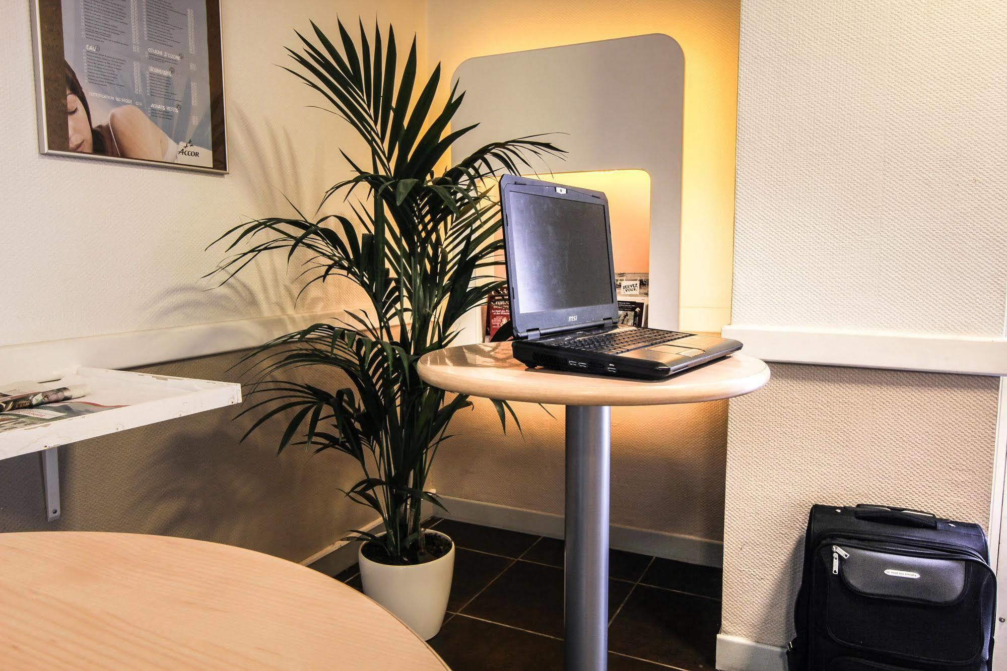ibis budget Châteaudun Buitenkant foto