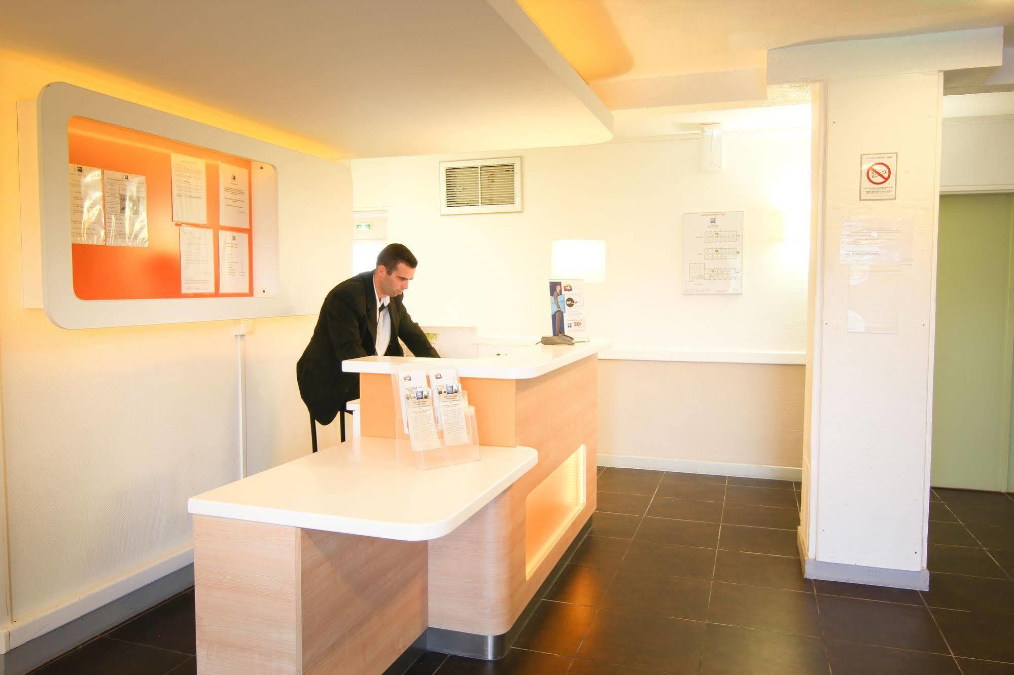 ibis budget Châteaudun Buitenkant foto